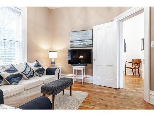 92 Wellington Street N, St. Marys, ON - Indoor Photo Showing Living Room