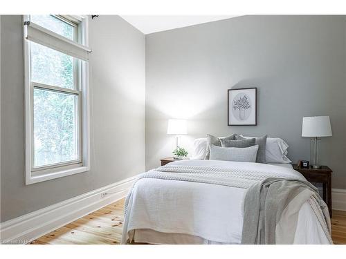 138 Nile Street, Stratford, ON - Indoor Photo Showing Bedroom