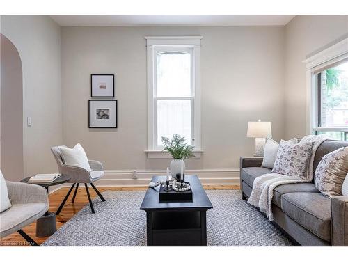 138 Nile Street, Stratford, ON - Indoor Photo Showing Living Room