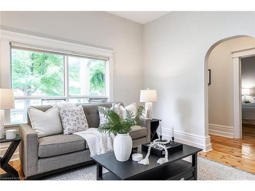 138 Nile Street, Stratford, ON - Indoor Photo Showing Living Room