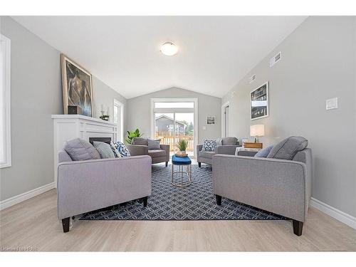 22 Blfs Vw Boulevard, Huron Haven, ON - Indoor Photo Showing Living Room