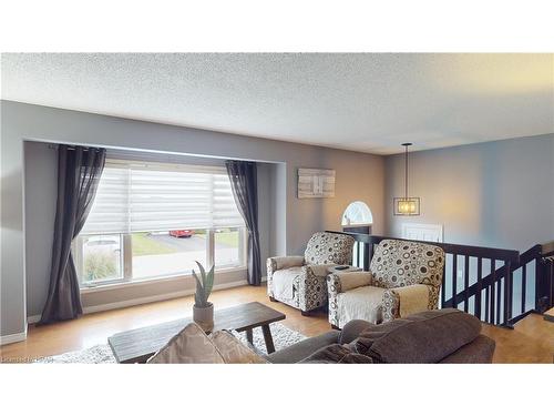 174 Charles Street, Wingham, ON - Indoor Photo Showing Living Room