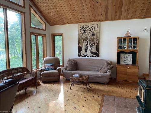 Lt25 Sandy Island, Sturgeon Falls, ON - Indoor Photo Showing Living Room