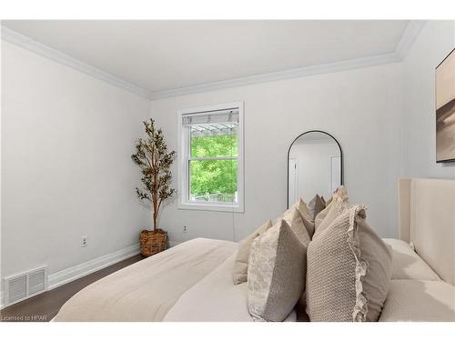 559 Chester Street, London, ON - Indoor Photo Showing Bedroom