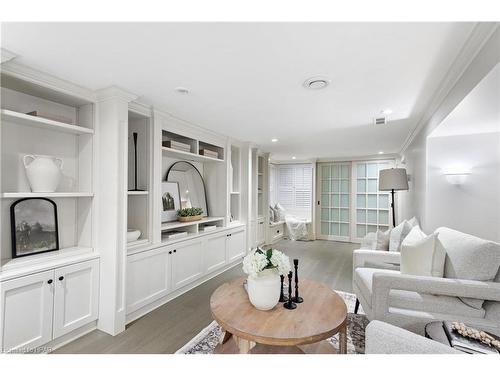 559 Chester Street, London, ON - Indoor Photo Showing Living Room