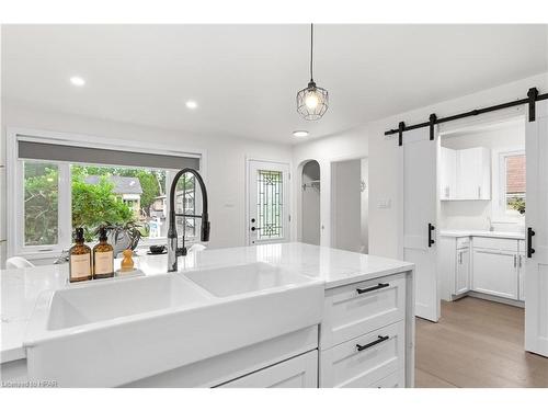 559 Chester Street, London, ON - Indoor Photo Showing Kitchen