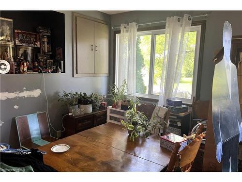 325 Maple Avenue, Stratford, ON - Indoor Photo Showing Living Room