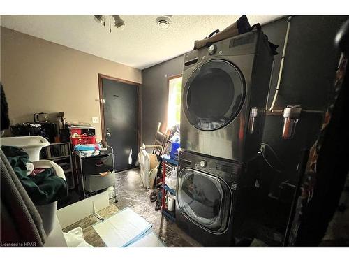 325 Maple Avenue, Stratford, ON - Indoor Photo Showing Laundry Room