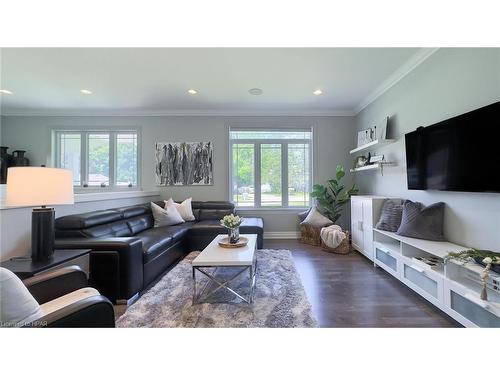 220 Spencer Street, Clinton, ON - Indoor Photo Showing Living Room