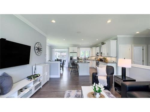 220 Spencer Street, Clinton, ON - Indoor Photo Showing Living Room