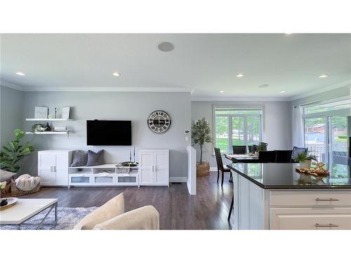 220 Spencer Street, Clinton, ON - Indoor Photo Showing Living Room