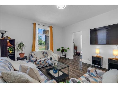 58 Mccutcheon Drive, Brussels, ON - Indoor Photo Showing Living Room