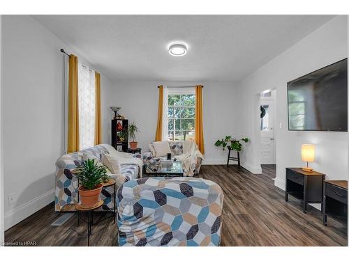 58 Mccutcheon Drive, Brussels, ON - Indoor Photo Showing Living Room