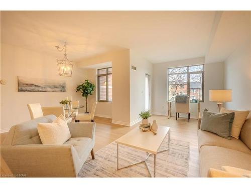 212-400 Romeo Street N, Stratford, ON - Indoor Photo Showing Living Room