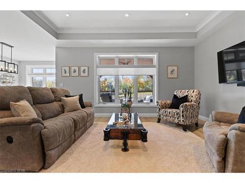 125 Pugh Street E, Milverton, ON - Indoor Photo Showing Living Room