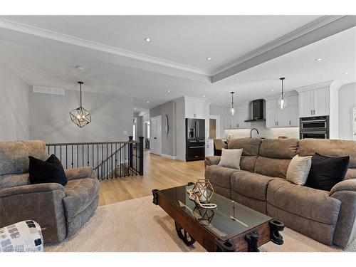 125 Pugh Street E, Milverton, ON - Indoor Photo Showing Living Room