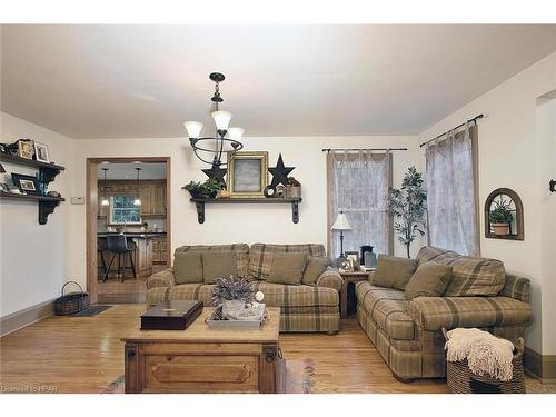 2828 Line 34, Perth East, ON - Indoor Photo Showing Living Room