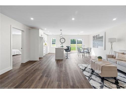 139 Victoria Avenue E, Crediton, ON - Indoor Photo Showing Living Room