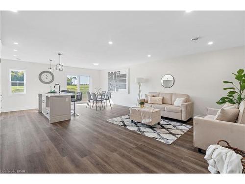 139 Victoria Avenue E, Crediton, ON - Indoor Photo Showing Living Room