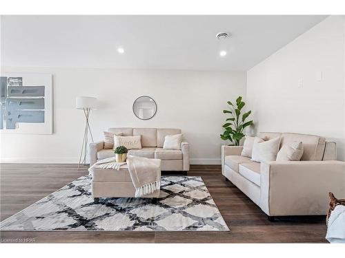 139 Victoria Avenue E, Crediton, ON - Indoor Photo Showing Living Room