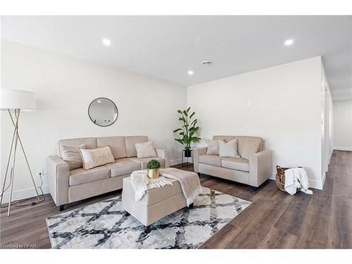 139 Victoria Avenue E, Crediton, ON - Indoor Photo Showing Living Room