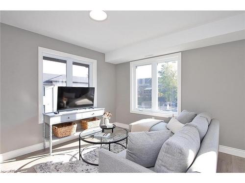 29-379 Romeo Street N, Stratford, ON - Indoor Photo Showing Living Room