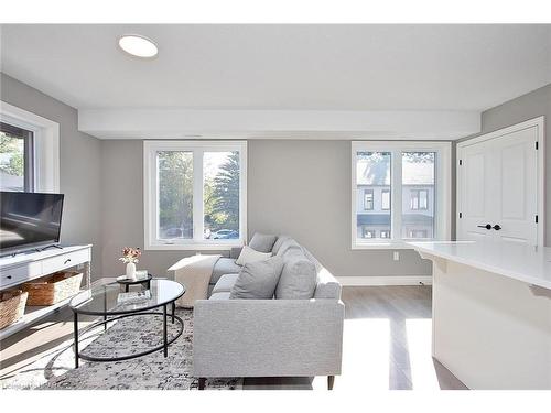 29-379 Romeo Street N, Stratford, ON - Indoor Photo Showing Living Room