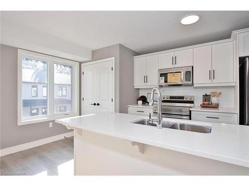 29-379 Romeo Street N, Stratford, ON - Indoor Photo Showing Kitchen With Double Sink With Upgraded Kitchen