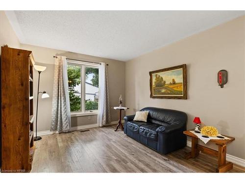 250 Stella Avenue, Glencoe, ON - Indoor Photo Showing Living Room