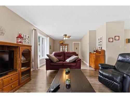 250 Stella Avenue, Glencoe, ON - Indoor Photo Showing Living Room