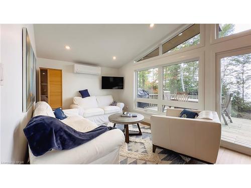 78545 Bluewater Highway, Central Huron, ON - Indoor Photo Showing Living Room