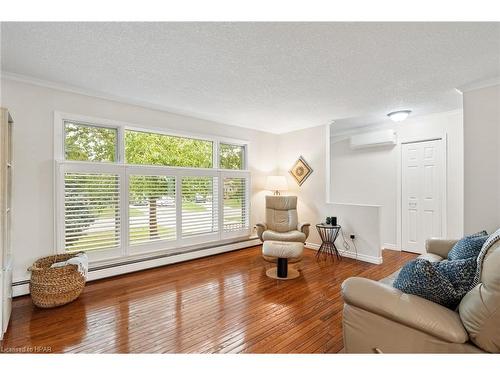 236 Mary Street, Goderich, ON - Indoor Photo Showing Living Room