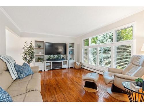 236 Mary Street, Goderich, ON - Indoor Photo Showing Living Room