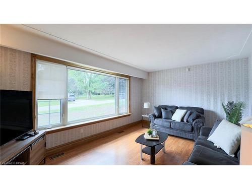 71 Thomas Street, Brussels, ON - Indoor Photo Showing Living Room