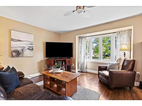 188 Princess Street, Stratford, ON - Indoor Photo Showing Living Room