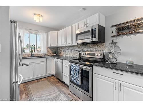 6-18 Sauble River Road, Grand Bend, ON - Indoor Photo Showing Kitchen With Upgraded Kitchen