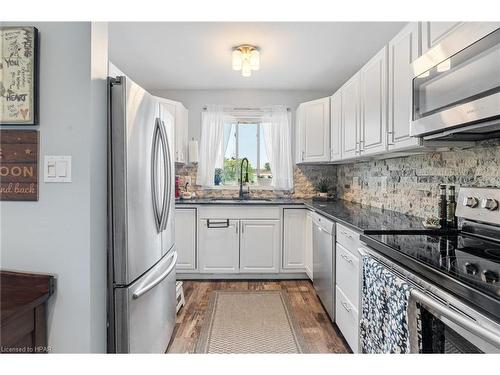 6-18 Sauble River Road, Grand Bend, ON - Indoor Photo Showing Kitchen With Double Sink With Upgraded Kitchen