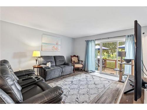 6-18 Sauble River Road, Grand Bend, ON - Indoor Photo Showing Living Room