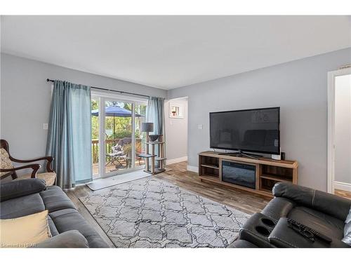 6-18 Sauble River Road, Grand Bend, ON - Indoor Photo Showing Living Room