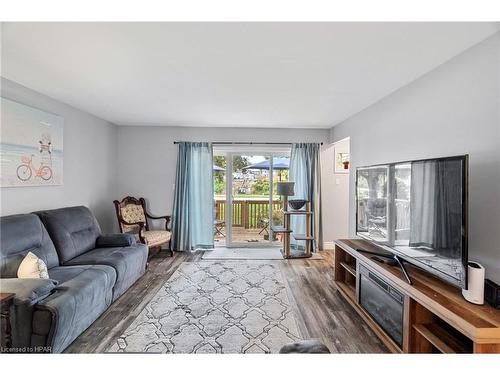 6-18 Sauble River Road, Grand Bend, ON - Indoor Photo Showing Living Room