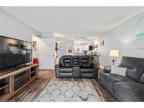 6-18 Sauble River Road, Grand Bend, ON - Indoor Photo Showing Living Room