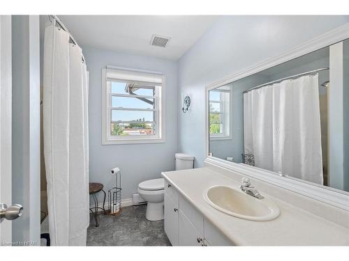 6-18 Sauble River Road, Grand Bend, ON - Indoor Photo Showing Bathroom