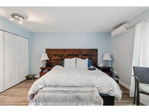 6-18 Sauble River Road, Grand Bend, ON - Indoor Photo Showing Bedroom