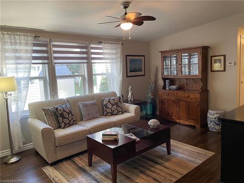 15 Huron Lane, Meneset, ON - Indoor Photo Showing Living Room