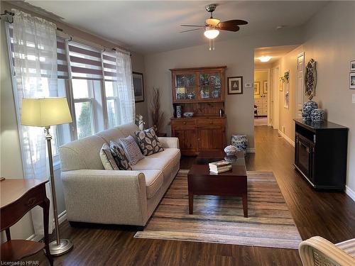 15 Huron Lane, Meneset, ON - Indoor Photo Showing Living Room