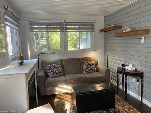 15 Huron Lane, Meneset, ON - Indoor Photo Showing Living Room