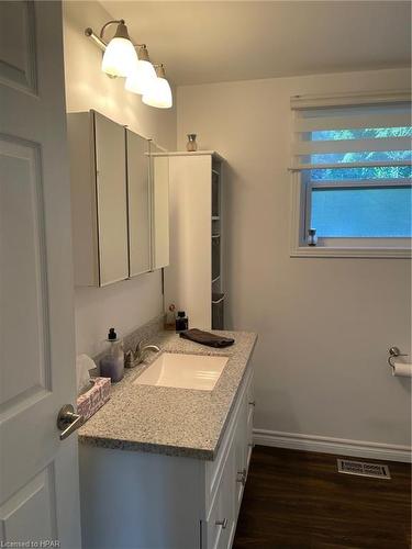 15 Huron Lane, Meneset, ON - Indoor Photo Showing Bathroom