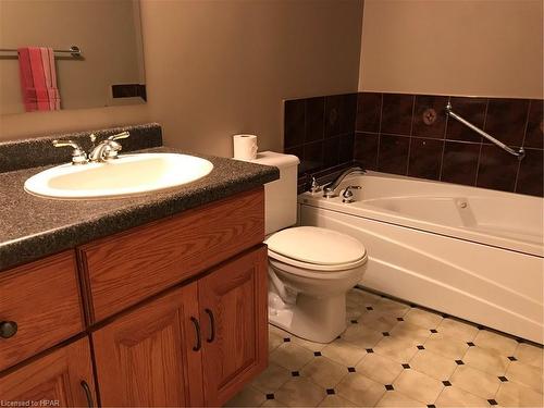 138 Athlone Crescent, Stratford, ON - Indoor Photo Showing Bathroom