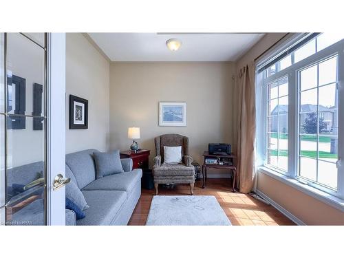 38 Stornoway Crescent, Seaforth, ON - Indoor Photo Showing Living Room