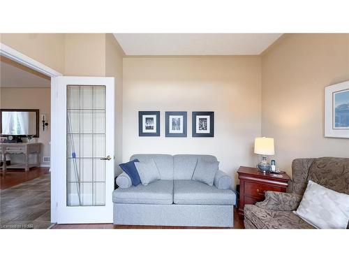 38 Stornoway Crescent, Seaforth, ON - Indoor Photo Showing Living Room